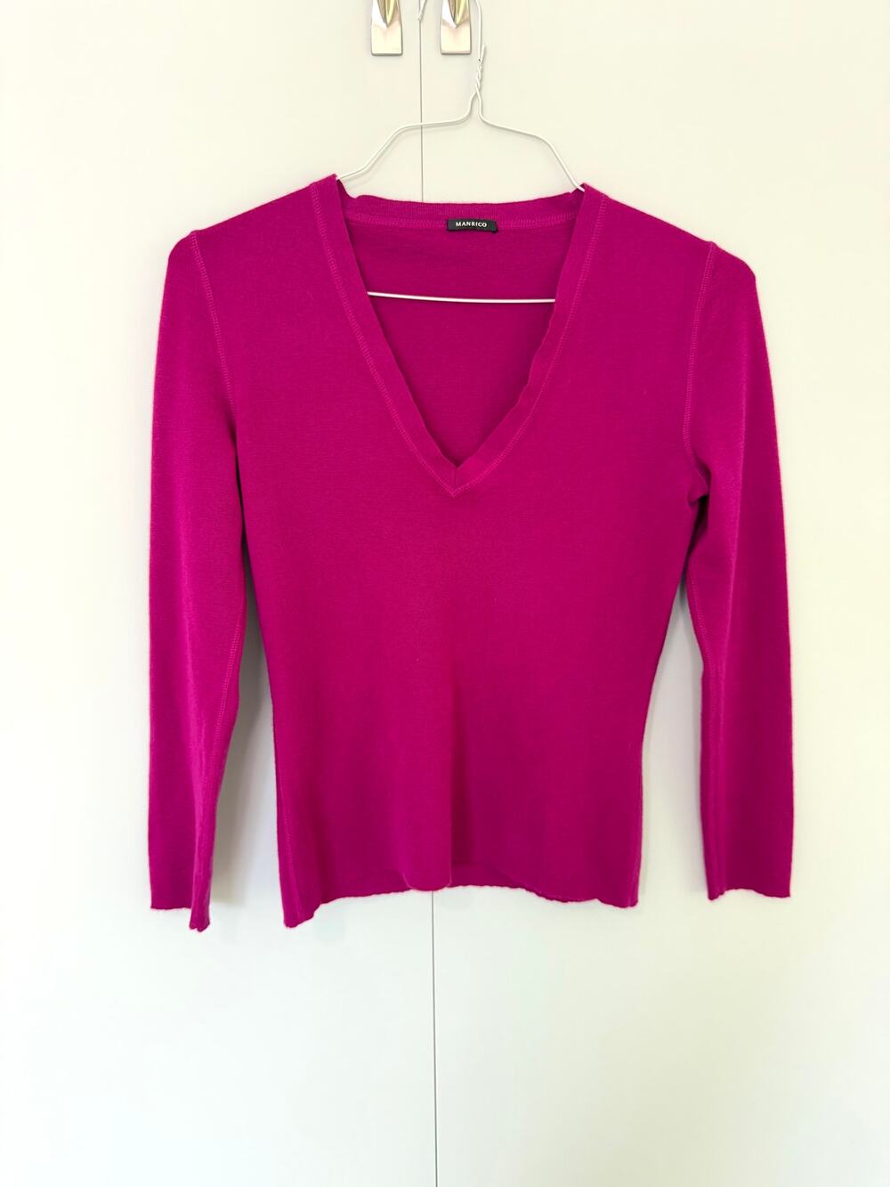 MANRICO Women's Italian Cashmere V-neck Fitted Sweater in Fuchsia